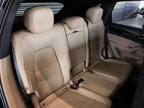 Certified 2023 Porsche Cayenne w/ Premium Package AWD/4WD image 6
