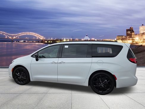 New 2026 Chrysler Pacifica Limited w/ Uconnect Theater Family Group image 3