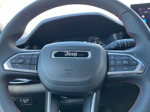 Used 2025 Jeep Compass Trailhawk AWD/4WD image 28