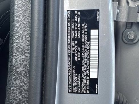 Certified 2025 Volvo XC40 B5 Plus AWD/4WD image 27