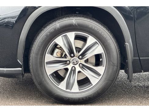 Used 2024 Toyota Highlander XLE image 29