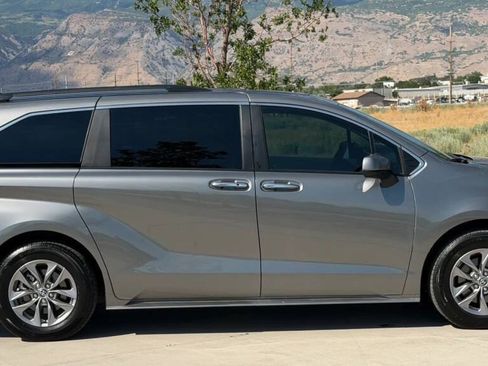 Used 2026 Toyota Sienna XLE FWD image 5