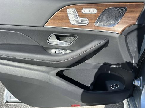 Used 2025 Mercedes-Benz GLS 450 4MATIC image 11