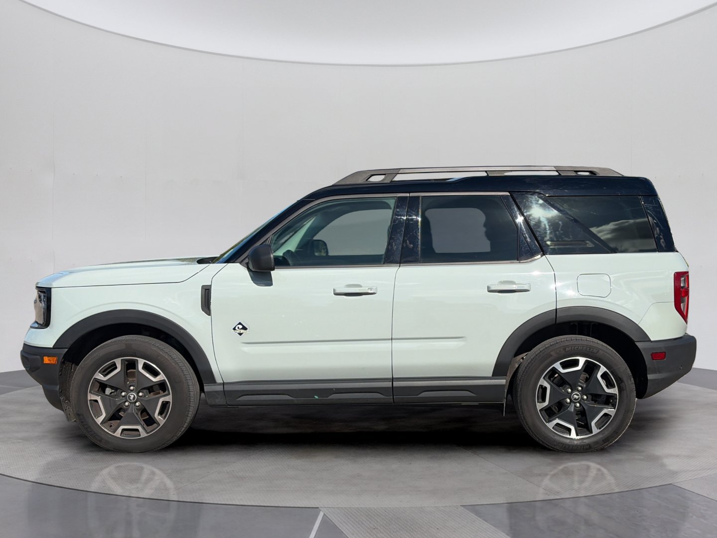 Used 2023 Ford Bronco Sport Outer Banks w/ Tech Package AWD/4WD image 2