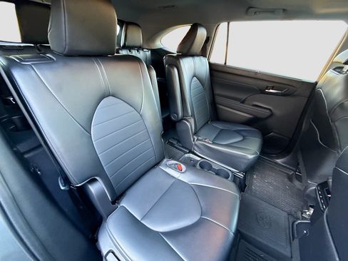 Used 2022 Toyota Highlander XLE image 28