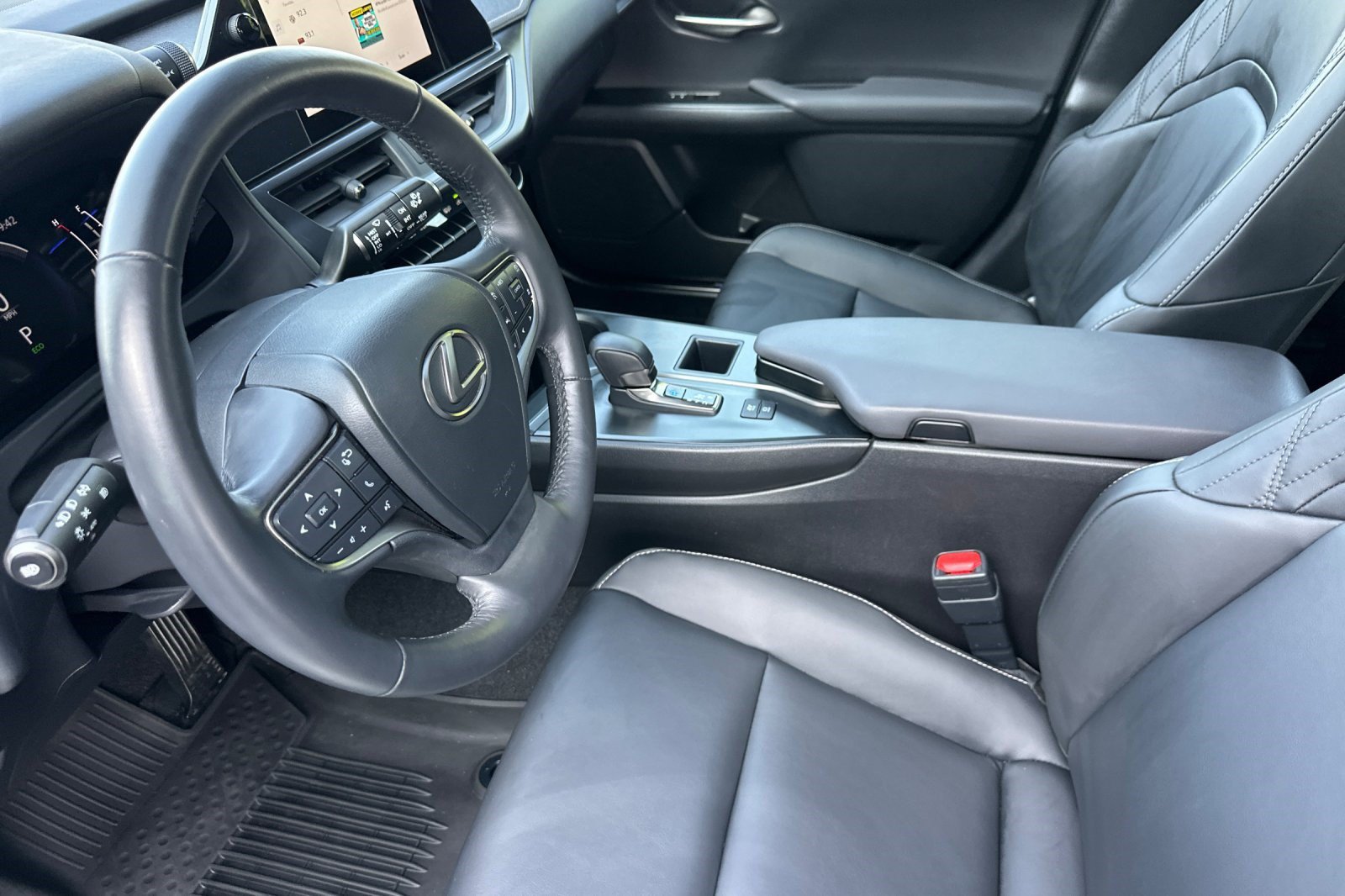 Certified 2025 Lexus UX 300h FWD w/ Accessory Package (Z2) image 4