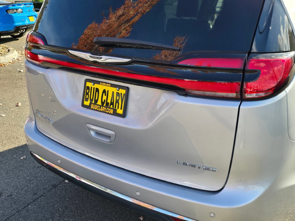 Used 2023 Chrysler Pacifica Limited FWD image 15