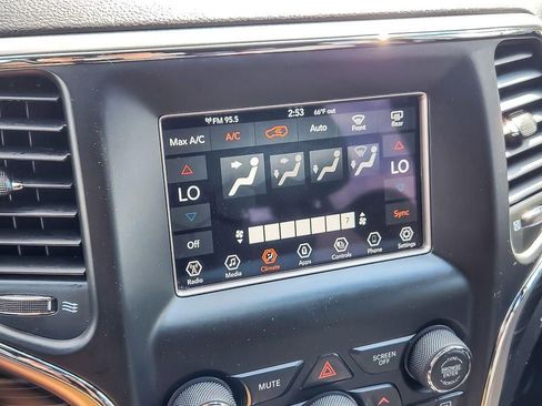 Used 2021 Jeep Grand Cherokee Laredo AWD/4WD image 13