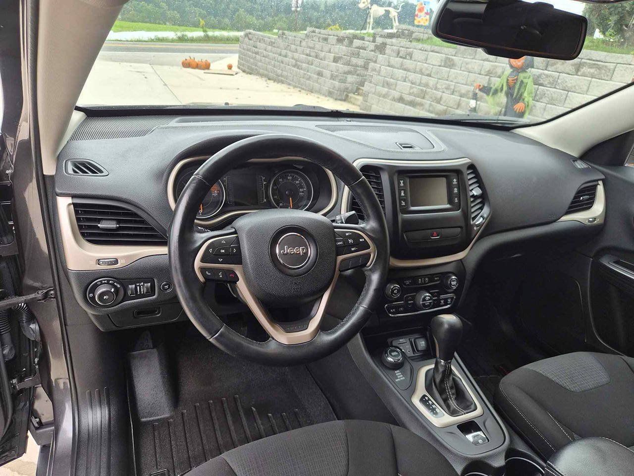 Used 2016 Jeep Cherokee Latitude w/ Comfort/Convenience Group AWD/4WD image 12