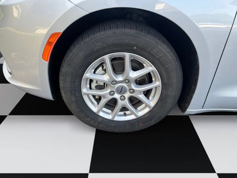 Used 2024 Chrysler Pacifica Touring-L FWD image 14