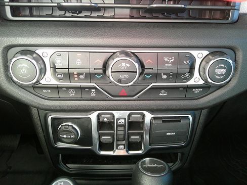 Used 2024 Jeep Gladiator Sport image 39