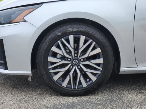 Used 2024 Nissan Altima 2.5 SV FWD image 9