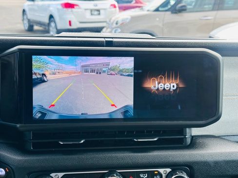 Used 2025 Jeep Gladiator Sport AWD/4WD image 13