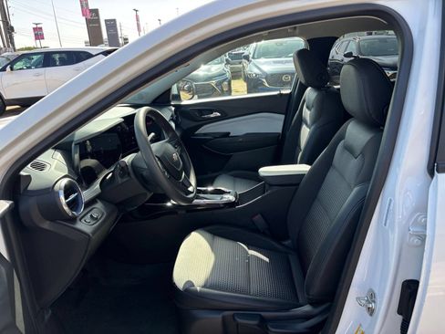 Used 2025 Chevrolet Trax LT FWD image 25