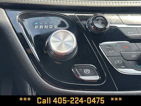 Used 2025 Chrysler Pacifica Limited FWD image 25