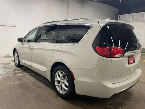 Used 2019 Chrysler Pacifica Touring-L Plus w/ Advanced Safetytec Group FWD image 8
