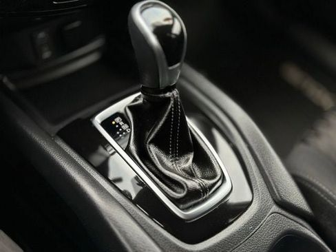 Used 2017 Nissan Rogue SV AWD/4WD image 13