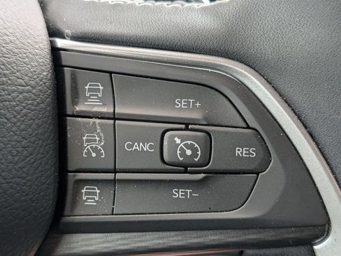 Used 2025 Jeep Grand Cherokee Altitude RWD image 22