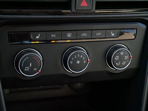 Certified 2022 Volkswagen Taos SE w/ Panoramic Sunroof Package image 23