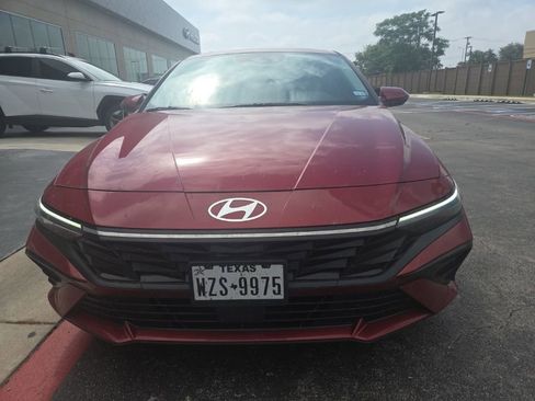 Used 2025 Hyundai Elantra Limited FWD image 2