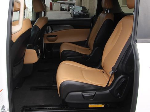 Used 2023 Kia Carnival LX FWD image 11