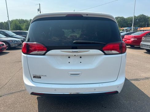 Used 2017 Chrysler Pacifica Touring-L FWD image 6