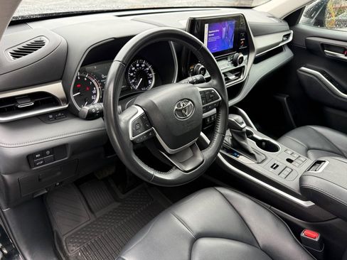 Certified 2023 Toyota Highlander XLE image 13