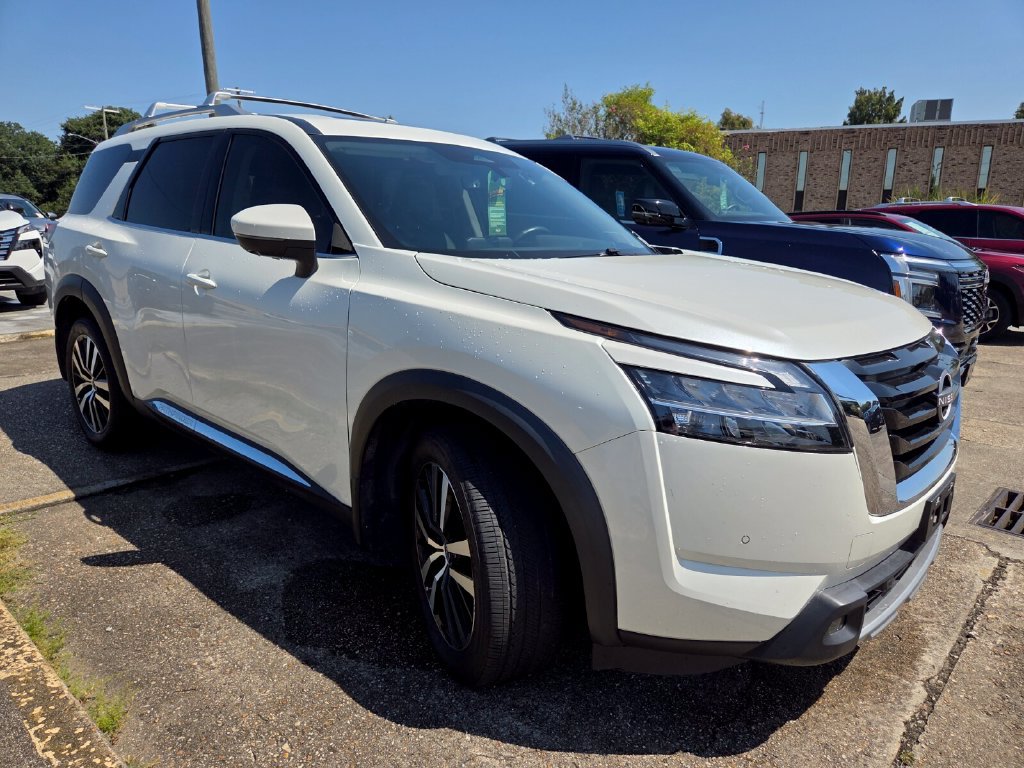 Used 2024 Nissan Pathfinder Platinum AWD/4WD image 3
