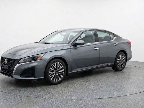 Used 2025 Nissan Altima 2.5 SV FWD image 3