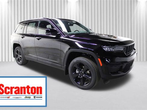 New 2025 Jeep Grand Cherokee Altitude image 1