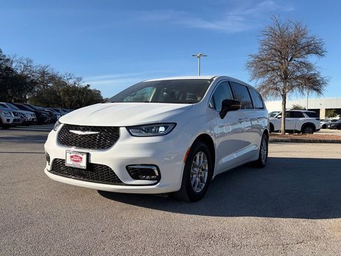 Used 2024 Chrysler Pacifica Touring-L image 7