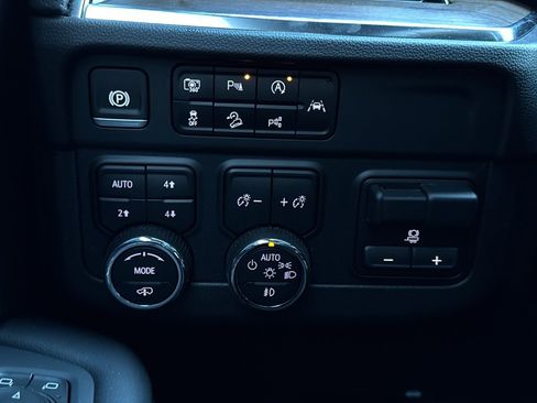 Used 2025 Chevrolet Suburban High Country image 9