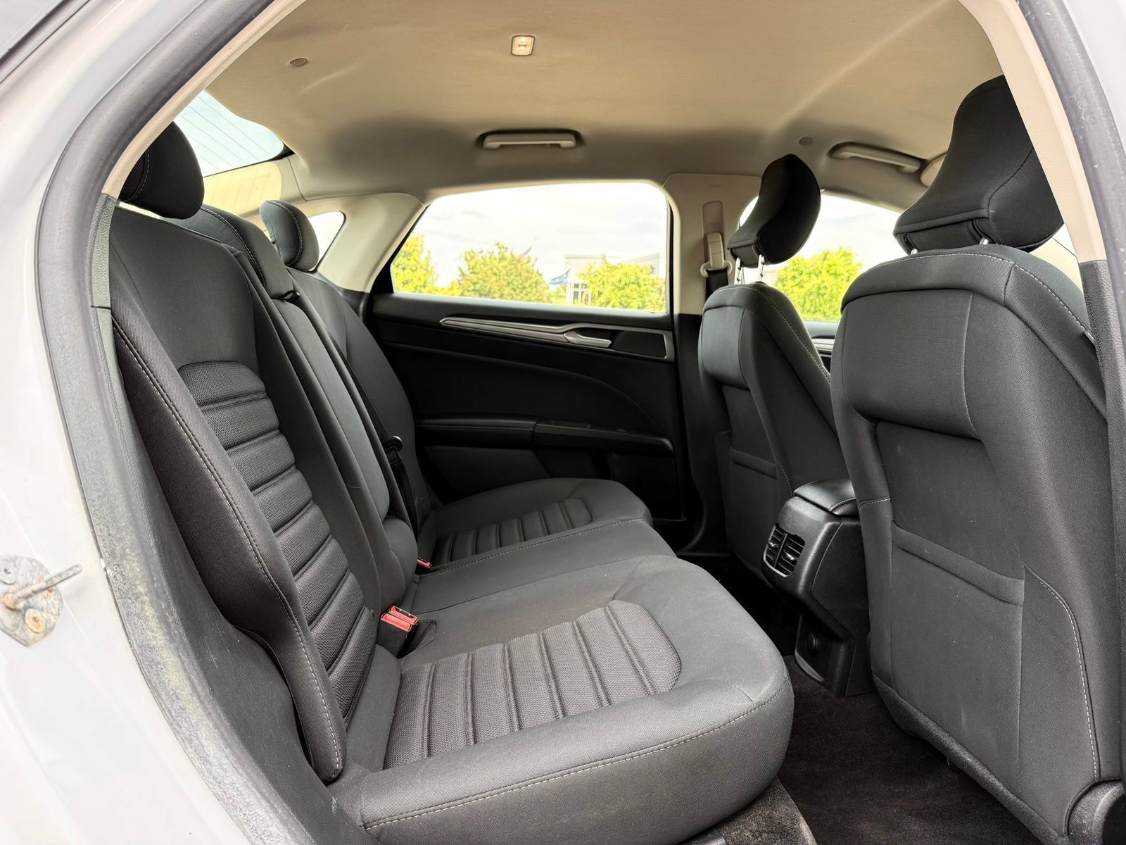 Used 2019 Ford Fusion SE FWD image 15