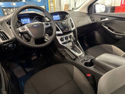 Used 2014 Ford Focus SE w/ SE Winter Package FWD image 7