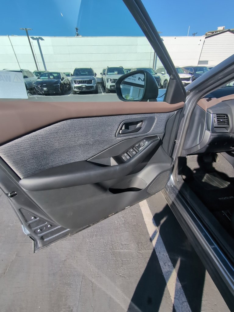 Used 2023 Nissan Rogue S AWD/4WD image 8