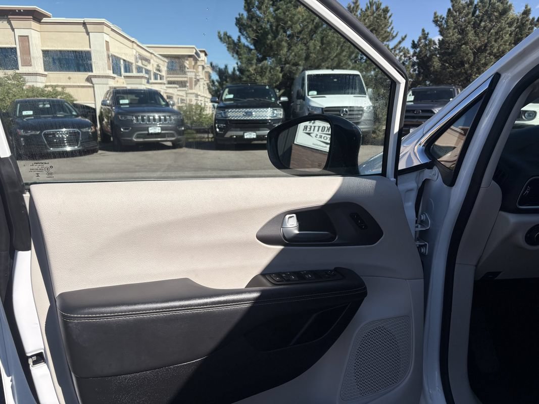 Used 2024 Chrysler Pacifica Touring-L FWD image 28