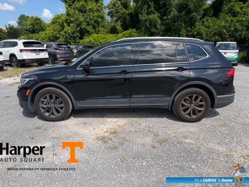 Used 2023 Volkswagen Tiguan SE w/ Panoramic Sunroof Package FWD image 2