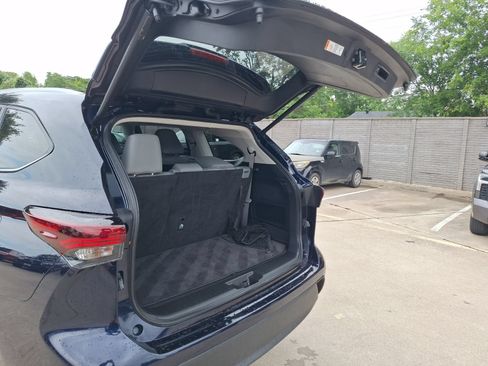 Used 2025 Toyota Highlander XLE AWD/4WD image 38