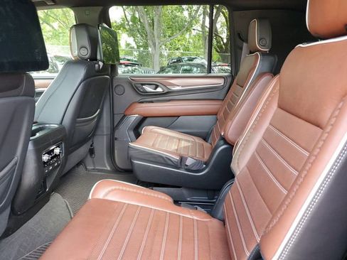 Used 2023 GMC Yukon XL Denali Ultimate AWD/4WD image 10