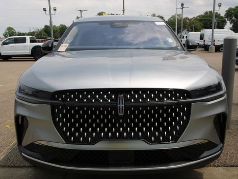 Used 2025 Lincoln Nautilus Premier AWD/4WD image 2