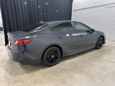 Used 2025 Toyota Camry SE image 11