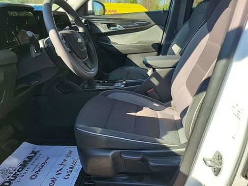 Used 2025 Chevrolet TrailBlazer LT image 3