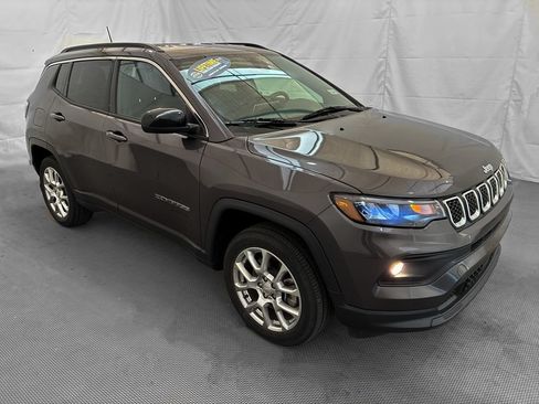 Used 2024 Jeep Compass Latitude AWD/4WD image 10