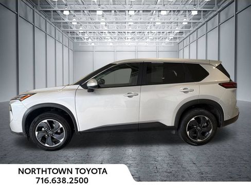 Used 2025 Nissan Rogue SV FWD image 2