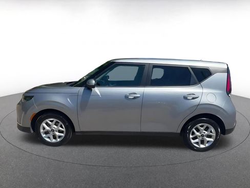 Used 2025 Kia Soul LX w/ LX Technology Package FWD image 9