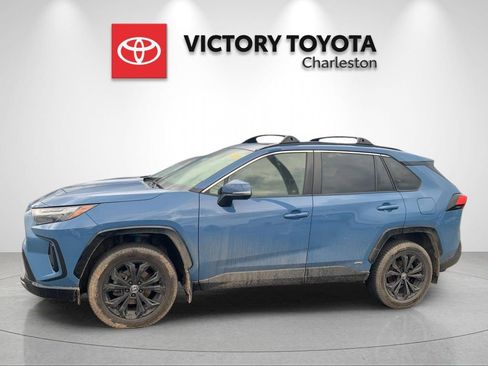 Used 2022 Toyota RAV4 SE w/ Convenience Package image 2