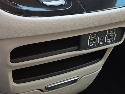 Used 2023 Chrysler Pacifica Touring-L image 24