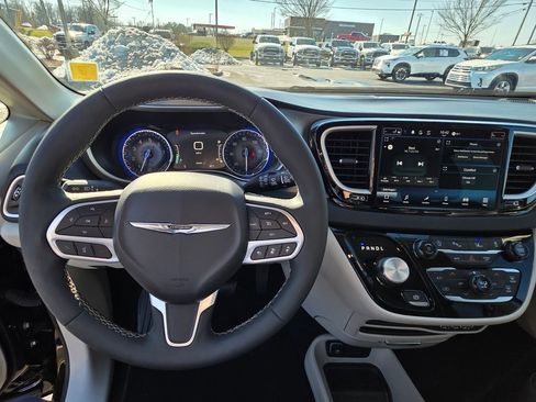 Used 2024 Chrysler Pacifica Touring-L image 15