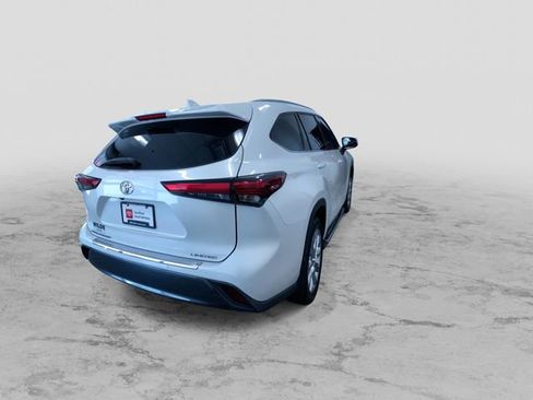 Certified 2021 Toyota Highlander Limited FWD image 9