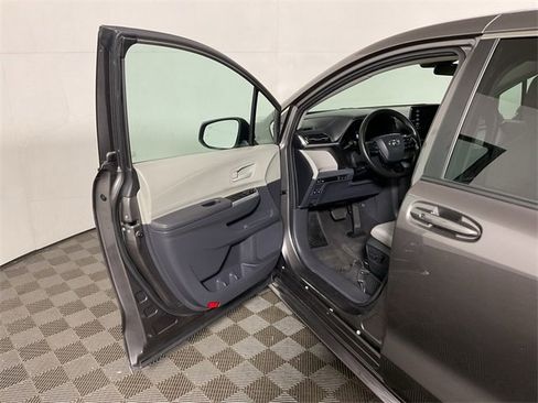 Used 2022 Toyota Sienna LE image 16